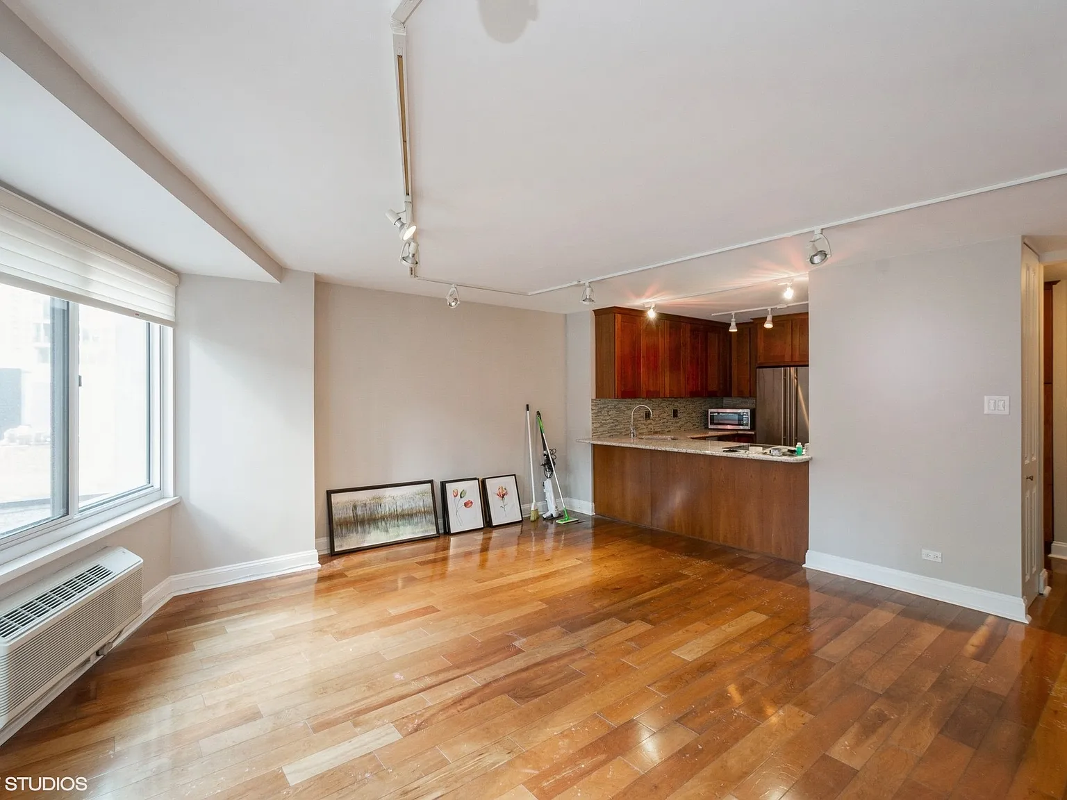 2 bed, 976 sqft, $3,700 — Photo 3