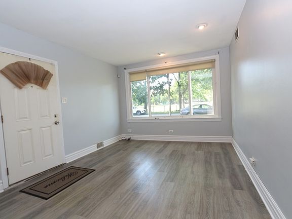 3rd image of 2601 W 106th St