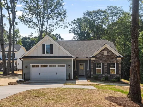 4760 Skylark Rd, Pfafftown, NC 27040