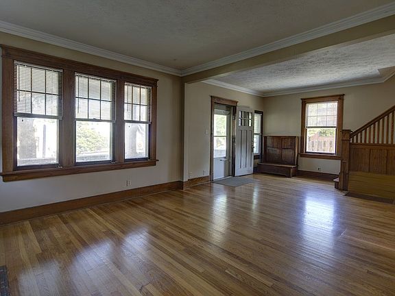 4th image of 3015 S 32nd Ave