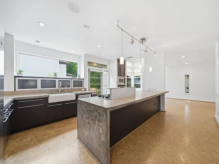 7002 Newcastle St — Photo 30