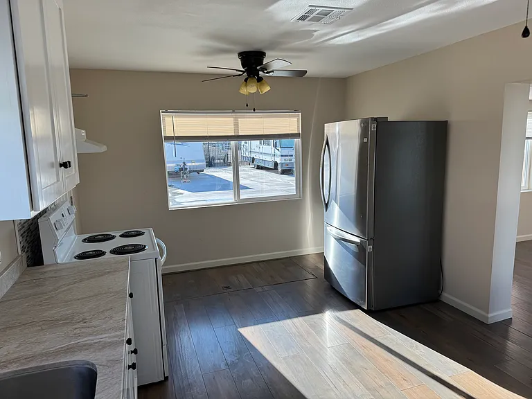 43813 Sierra Hwy — Photo 9