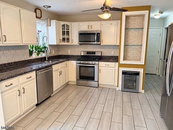 5th image of 527 Valentine St