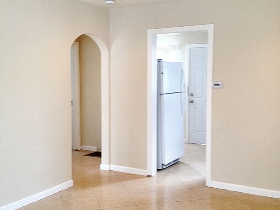 4th image of 408 Mastick Ave