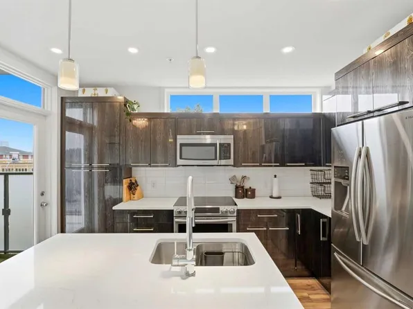 317 N 22nd Ave SW #304, Calgary, AB T2S 3H6