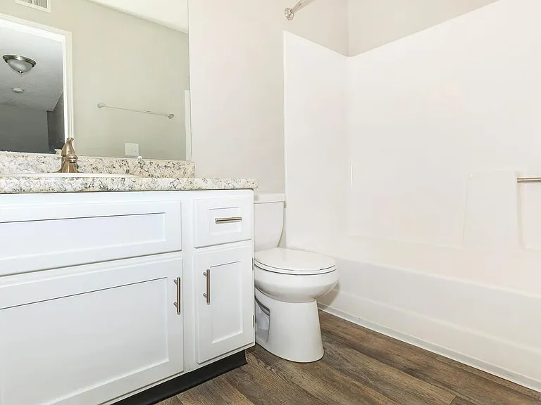 Hillhurst Apartments — Photo 9