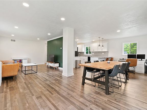 4th image of 550 Garden Glen Ln