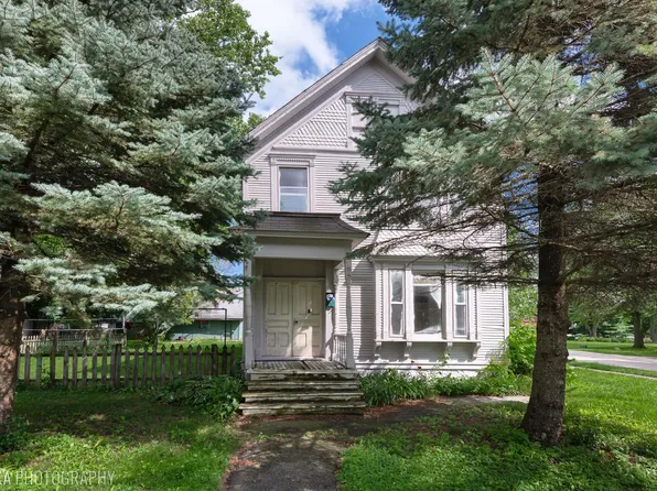 105 McHenry Ave, Crystal Lake, IL 60014