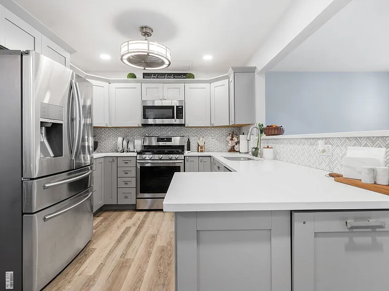 986 Four Seasons Blvd — Photo 3