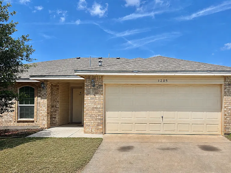 1205 Johnny Ln — Photo 1
