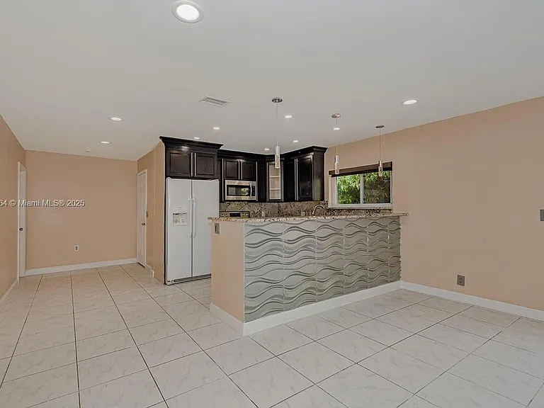 401 SW 76th Ter — Photo 7