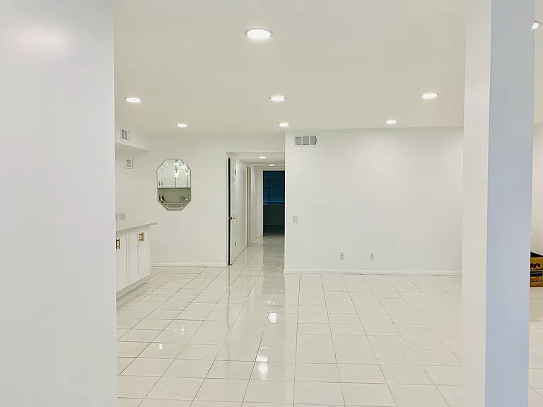 5301 Balboa Blvd #F7 — Photo 4