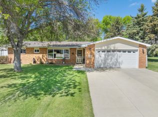 520 36th St SW, Minot, ND 58701