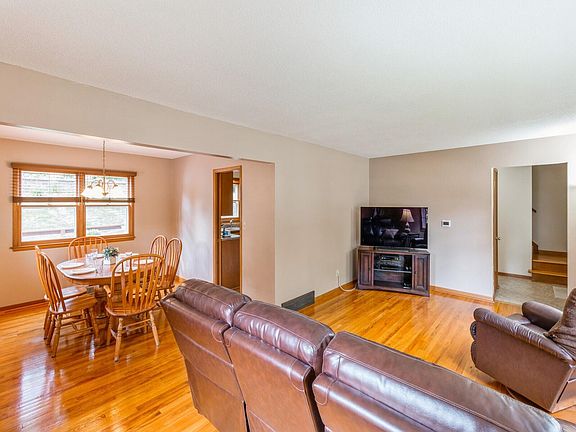3rd image of 1431 Meadowlane Ave