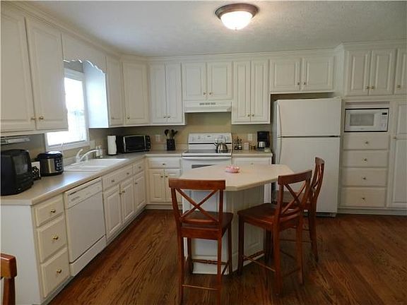 2nd image of 352 Woodlands Dr