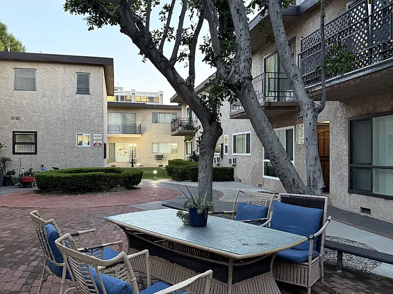Encino Royal — Photo 8