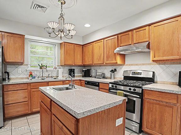 3rd image of 220 Nadine Blvd