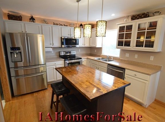 Kitchen: Updated lighting, appliances & island countertop