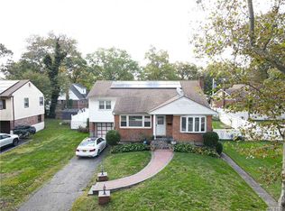 45 Aintree Rd, Westbury, NY 11590