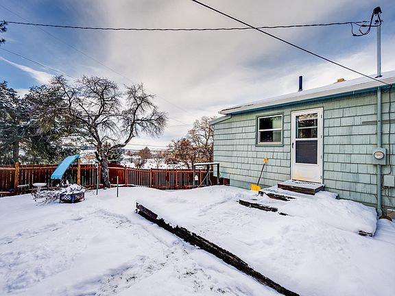 2nd image of 105 SW Skyline Dr