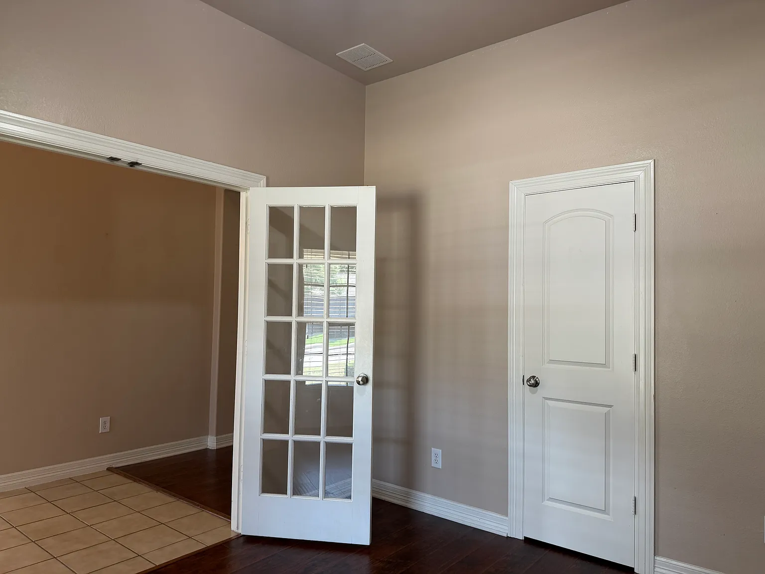 4 bed, 2.5 bath, 2527 sqft, $2,800 — Photo 1