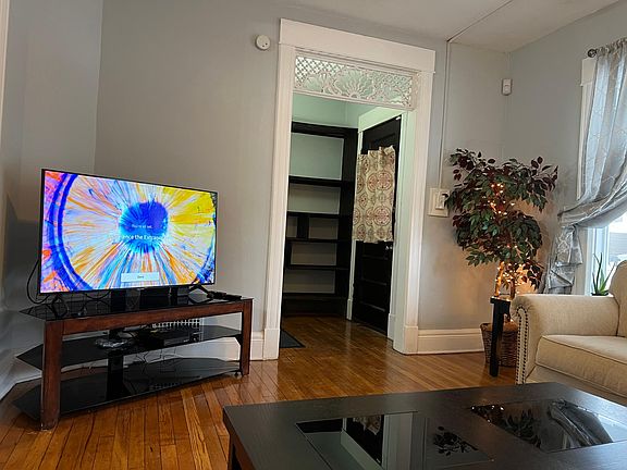 4th image of 431 Hoyt St #1