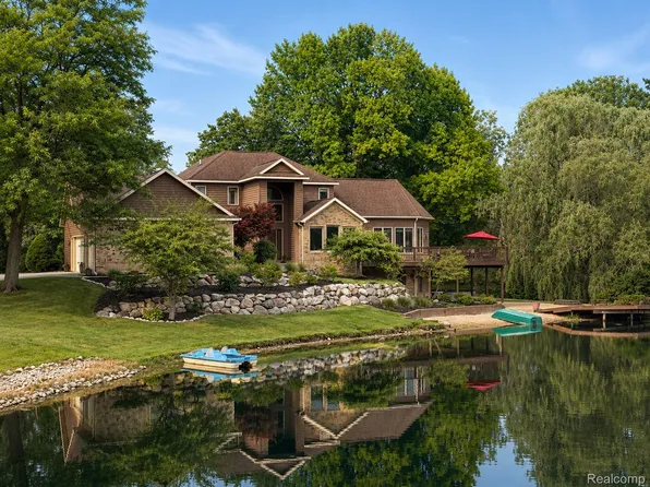 2547 S Shore Dr, Flushing, MI 48433