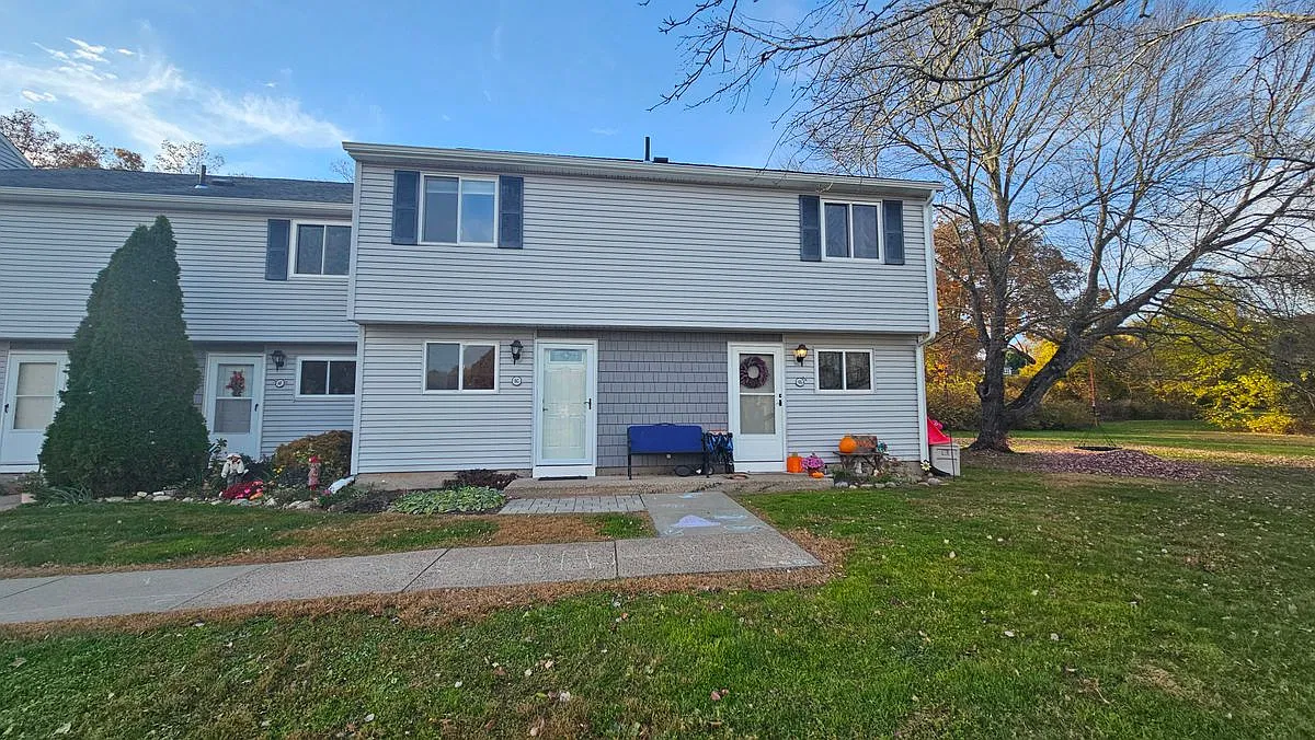 2 bed, 1.5 bath, 976 sqft, $1,975 — Photo 1
