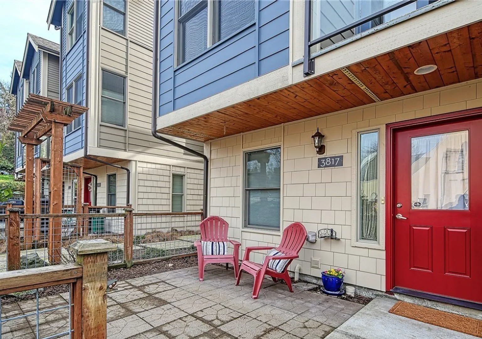 Beautiful 3 Bedroom Townhouse in South Seattle — Photo 2