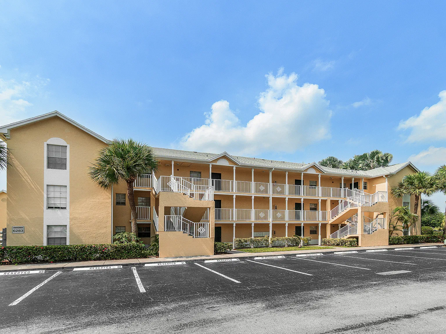2 bed, 981 sqft, $2,400 — Photo 1