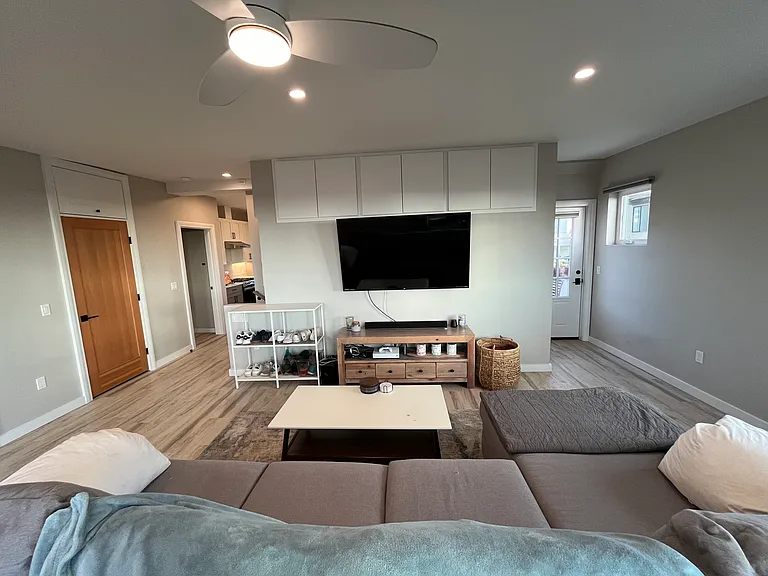 4649 Santa Monica Ave — Photo 10