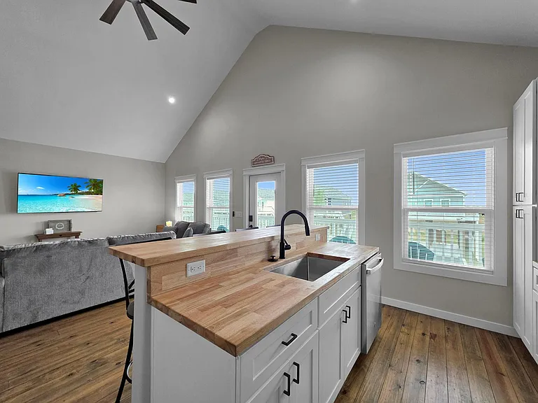 1049 Sunset Cir W — Photo 19