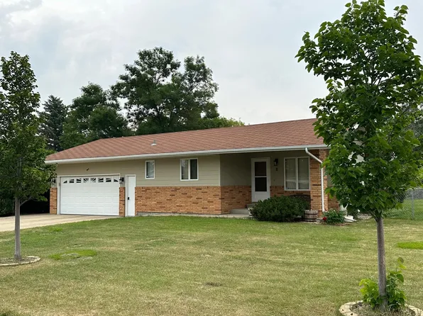 8 Irma Ct, Minot, ND 58703