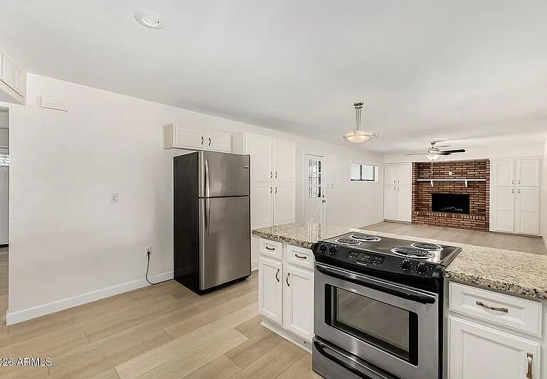 220 E McKinley St — Photo 2