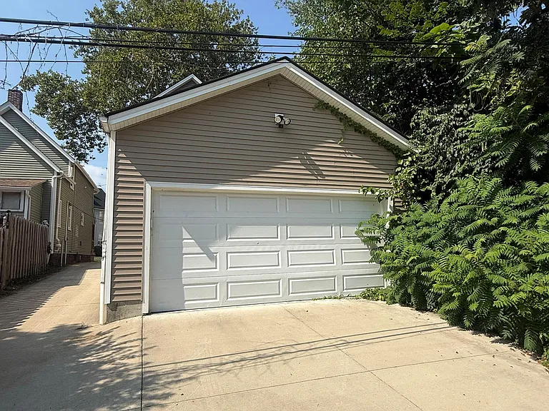 1523 E 122nd St — Photo 31