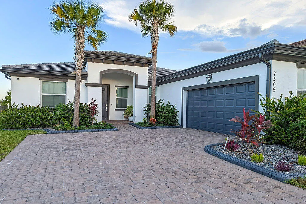 3 bed, 3.0 bath, 2297 sqft, $2,700 — Photo 1