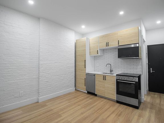 2nd image of 446 W 55th St
