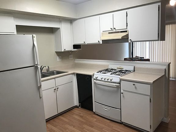 3rd image of 592 Hill Ln #8