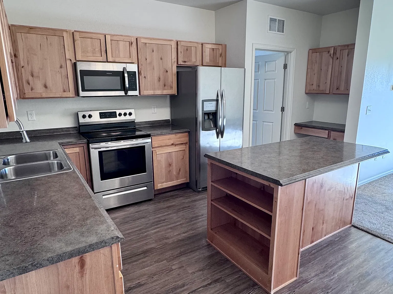 2 bed, 1076 sqft, $1,950 — Photo 3