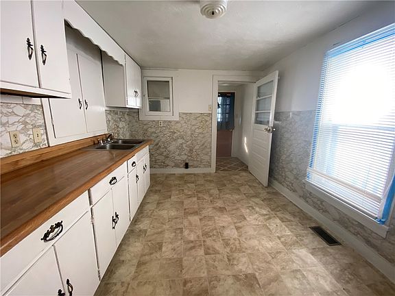 5th image of 608 Ann St