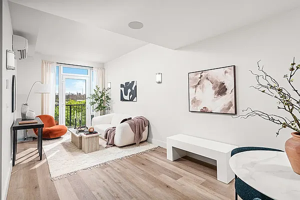 Living room, photo 2