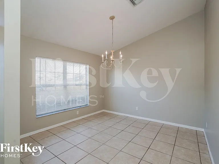 1702 NW 18th St — Photo 4