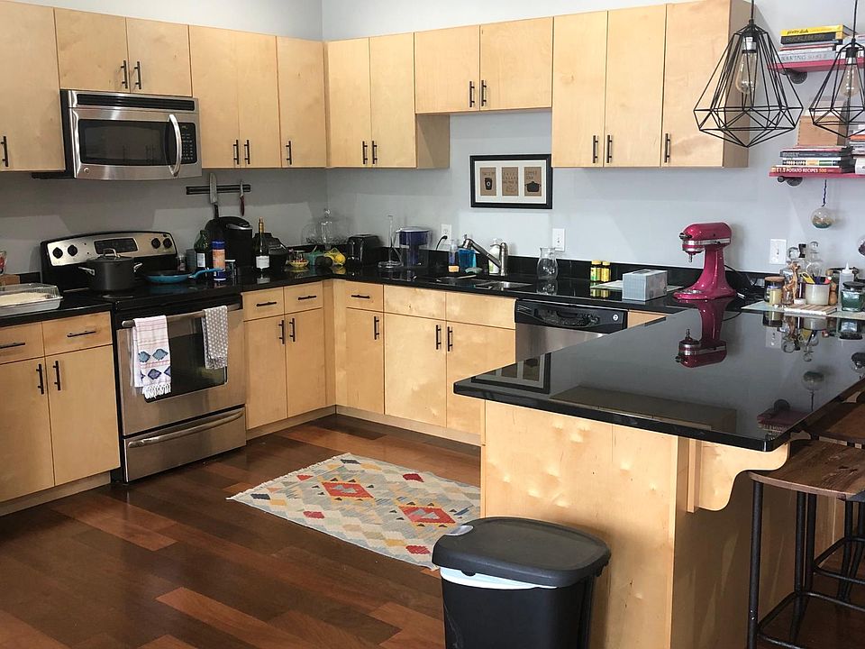 Kitchen- plenty of storage!