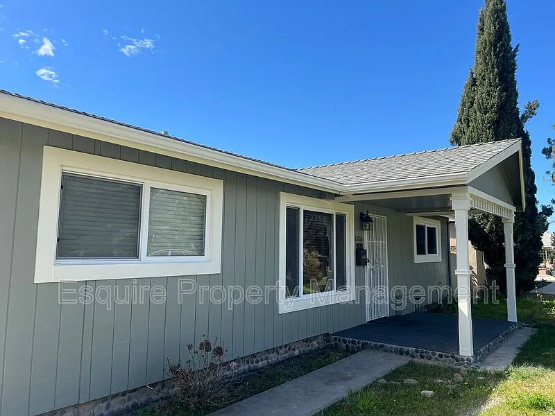 3 bed, 2.0 bath, 1360 sqft, $3,195 — Photo 2
