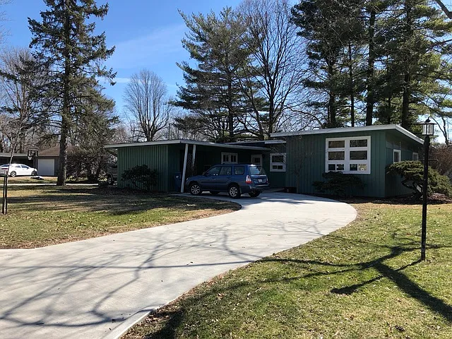 1609 Oxford Dr photo 1