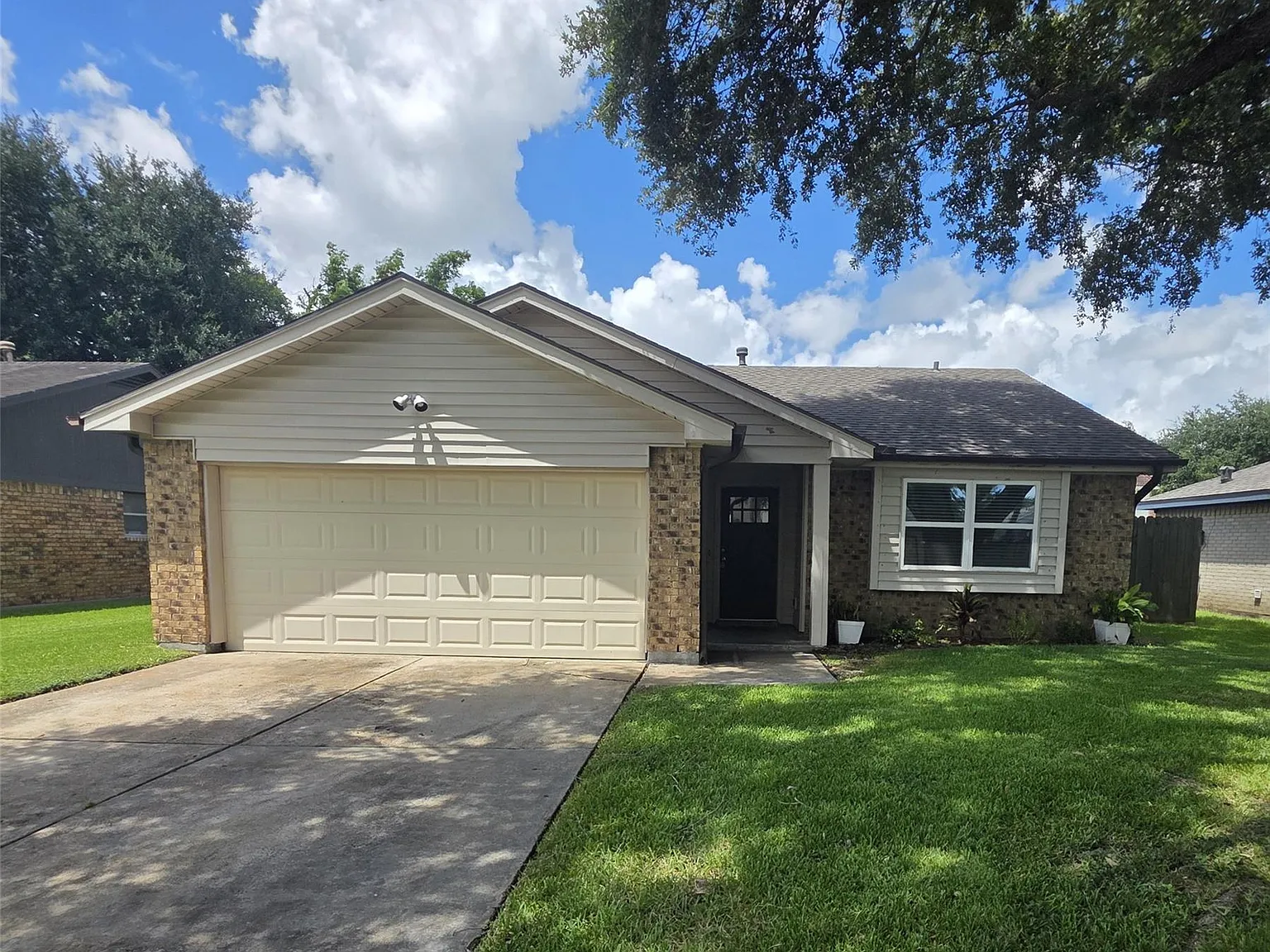 3 bed, 2.0 bath, 1310 sqft, $2,095 — Photo 1