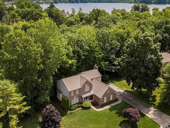 3rd image of 2622 Canoe Circle Dr