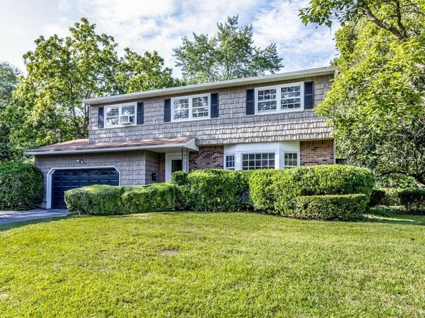 11 Higgins Street, North Babylon, NY 11703