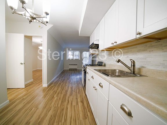2nd image of 21-67 Shore Blvd #1R
