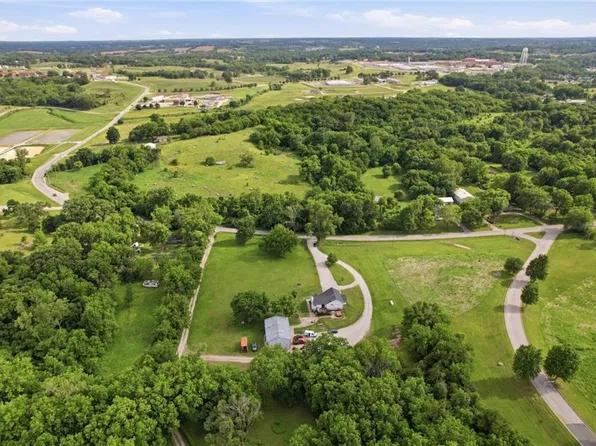 964 N 5th Hwy, Lansing, KS 66043